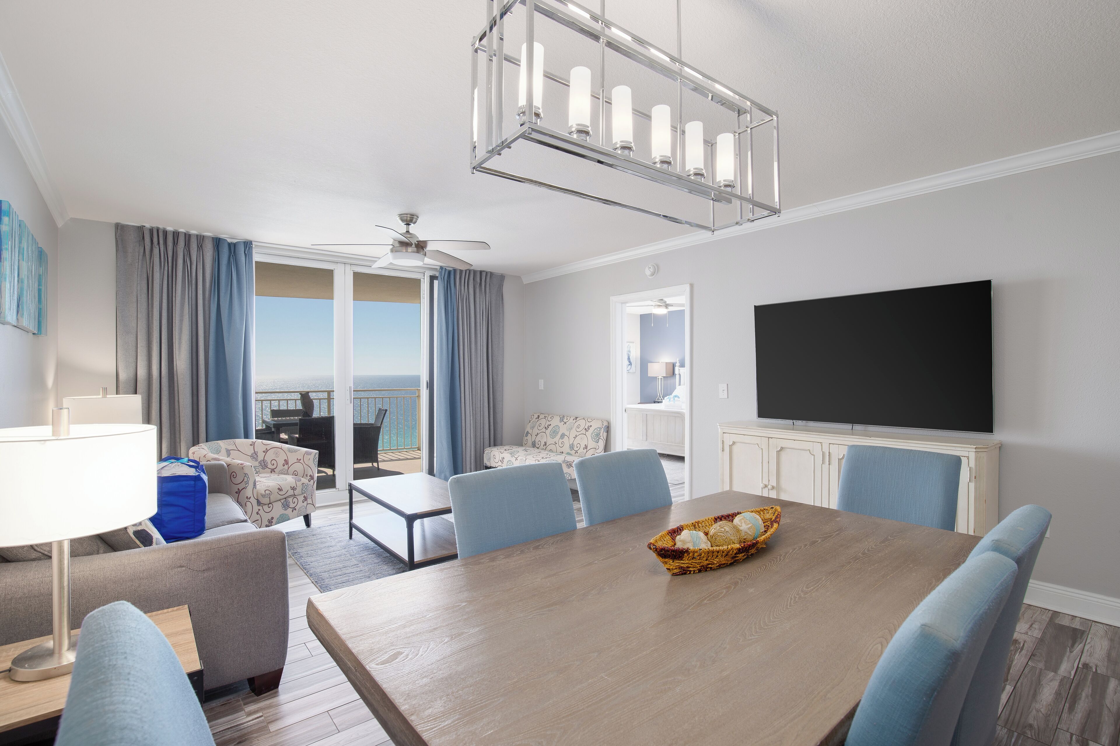 Une chambre d’hôtel comprenant un coin repas, une télévision, un ventilateur de plafond et une vue sur l’extérieur.