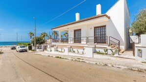 A coastal building with a balcony, a staircase, and a view of the sea. - 3315 Villetta Carmela by Barbarhouse (Alliste)