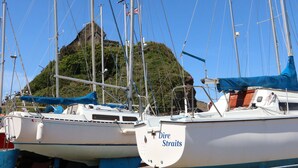 Eine Marina mit mehreren Segelbooten, darunter eines namens "Dire Straits".