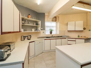Fridge, dishwasher, electric kettle, toaster - Beaufort House (Ilfracombe)