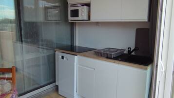 Microwave, oven, stovetop, coffee/tea maker