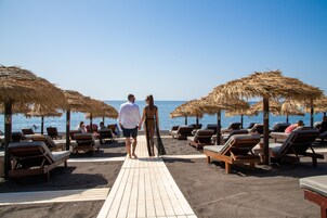 Playa privada, sillas reclinables de playa, sombrillas, toallas de playa