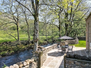 Outdoor dining - Brontë Cottage  -  3 Bedroom Riverside Cottage. Sedbergh 4 Miles. (Garsdale)