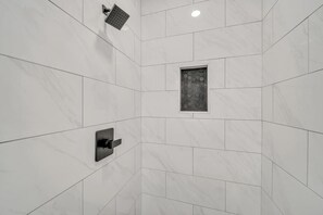 Combined shower/tub, hair dryer, towels