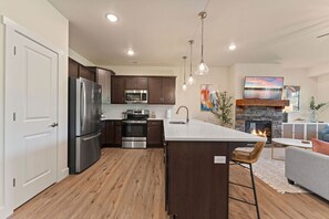 Fridge, microwave, oven, stovetop - Views! LAKE Penthouse- 5 min to Landing & Downtown (Branson)