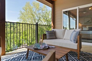 Smart TV, fireplace, books - Views! LAKE Penthouse- 5 min to Landing & Downtown (Branson)