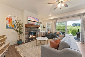 Smart TV, fireplace, books - Views! LAKE Penthouse- 5 min to Landing & Downtown (Branson)