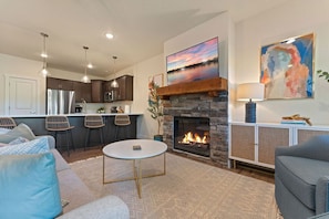 Smart TV, chimenea y libros 