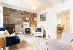 Smart TV - Rosie's Cottage is just a brief walk from the renowned harbourside of Mousehole and its charming atm (Mousehole)