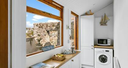 Bay Cottage - A delightful home in the heart of Brixham, within easy walking distance of the harbou