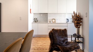 Kaffetrakter/tekoker, kjøleskap, mikrobølgeovn og ovn