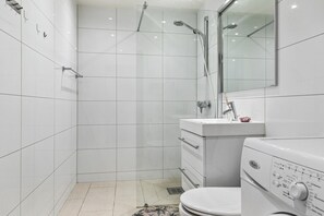 Basic Apartment | Bathroom | Shower, towels - Mitt hotell apartments (Moss)