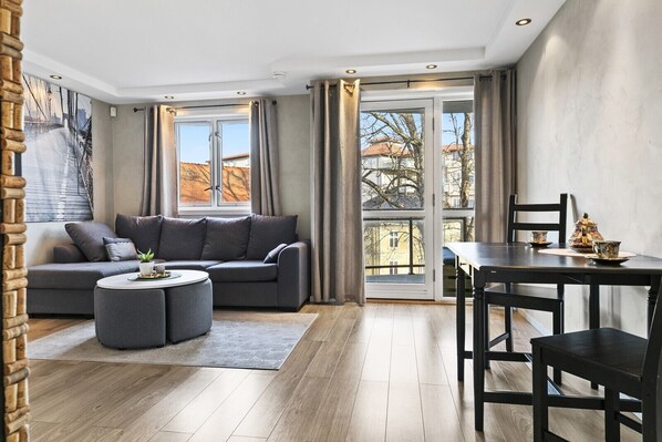 Appartement de base | Lit avec matelas à plateau-coussin, décor unique, ameublement unique