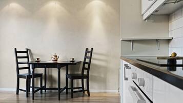 Apartamento básico | Cozinha privada | Geladeira grande, micro-ondas, fogão, cooktop