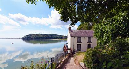 Lovely Coach house with 2 bedrooms and garden, with onsite bar