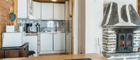 Refrigerador, microondas, lavavajillas, utensilios de cocina