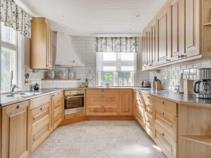 Kühlschrank, Mikrowelle, Ofen, Geschirrspüler