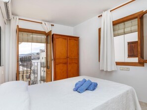 6 bedrooms, desk, Internet