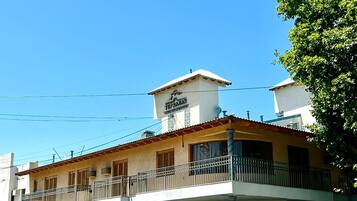 Vista frontal de la propiedad
