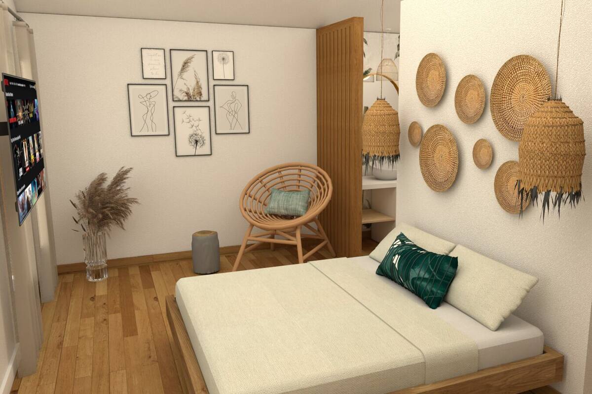 Ein modernes Schlafzimmer mit einem Bett, einem Korbstuhl, einem an der Wand montierten Regal und dekorativer Wandkunst.
