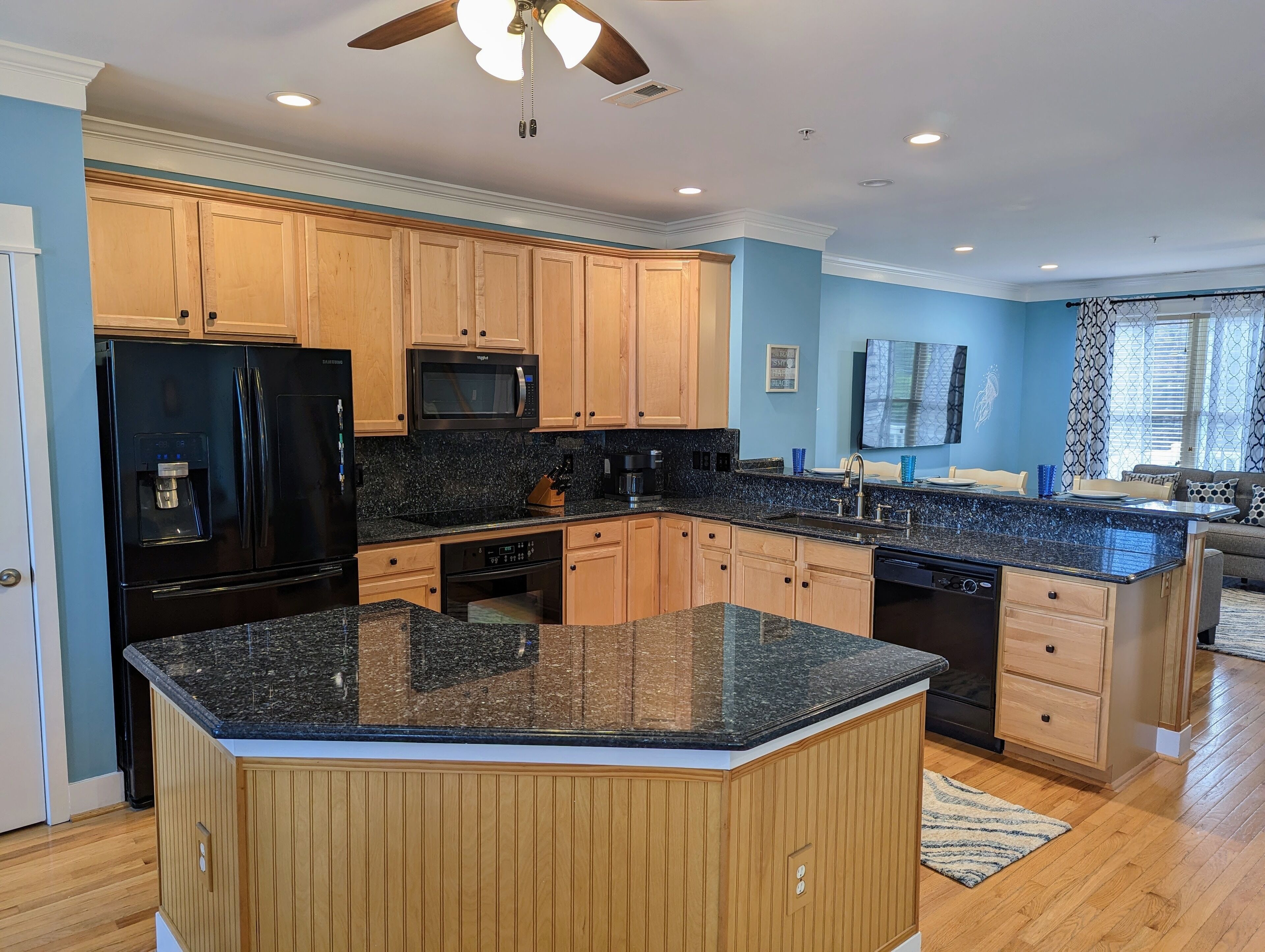 NEW LISTING Renovated 4 Bedroom Townhome West OC Pool Sleeps 10