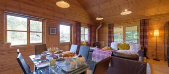 Cosy, comfortable lodge sleeps 6 guests  in 3 bedrooms. Pet friendly!