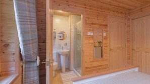 Combined shower/tub, hair dryer, towels