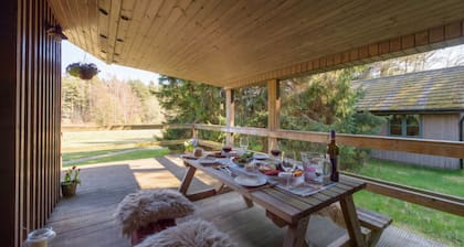 Cosy, comfortable lodge sleeps 6 guests in 3 bedrooms. Pet friendly!