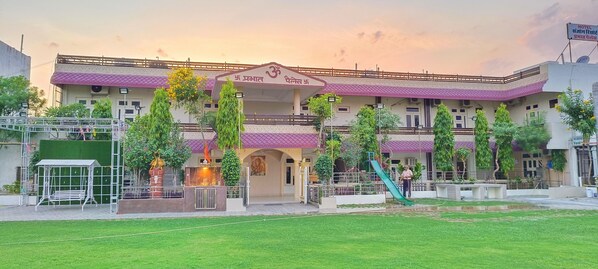 Front of property - Hotel Prabhat Palace (Kota)