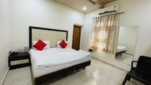Deluxe Room | Soundproofing - Hotel Prabhat Palace (Kota)
