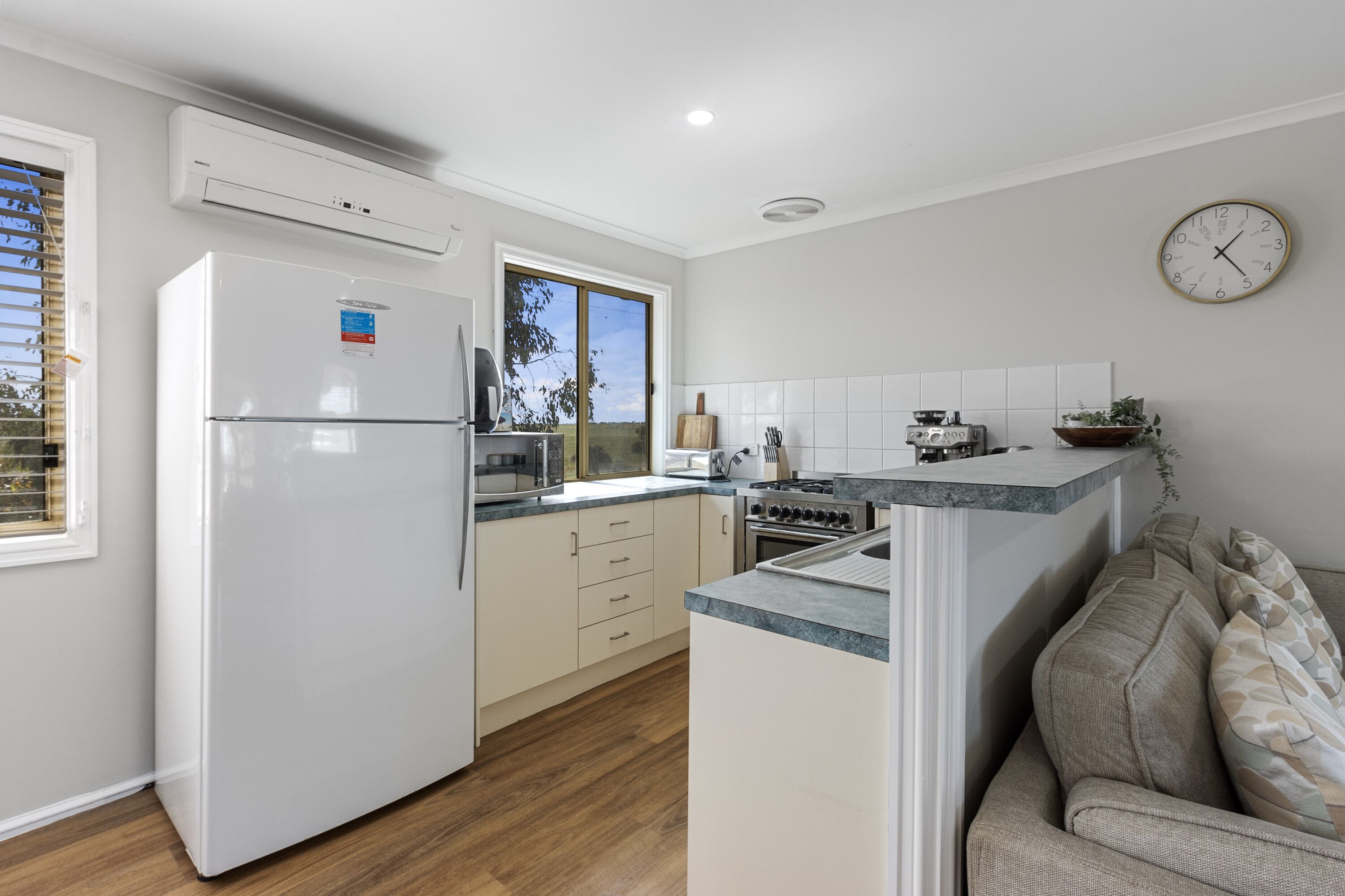 Pukeko - Short walk to beach.  Off peak specials