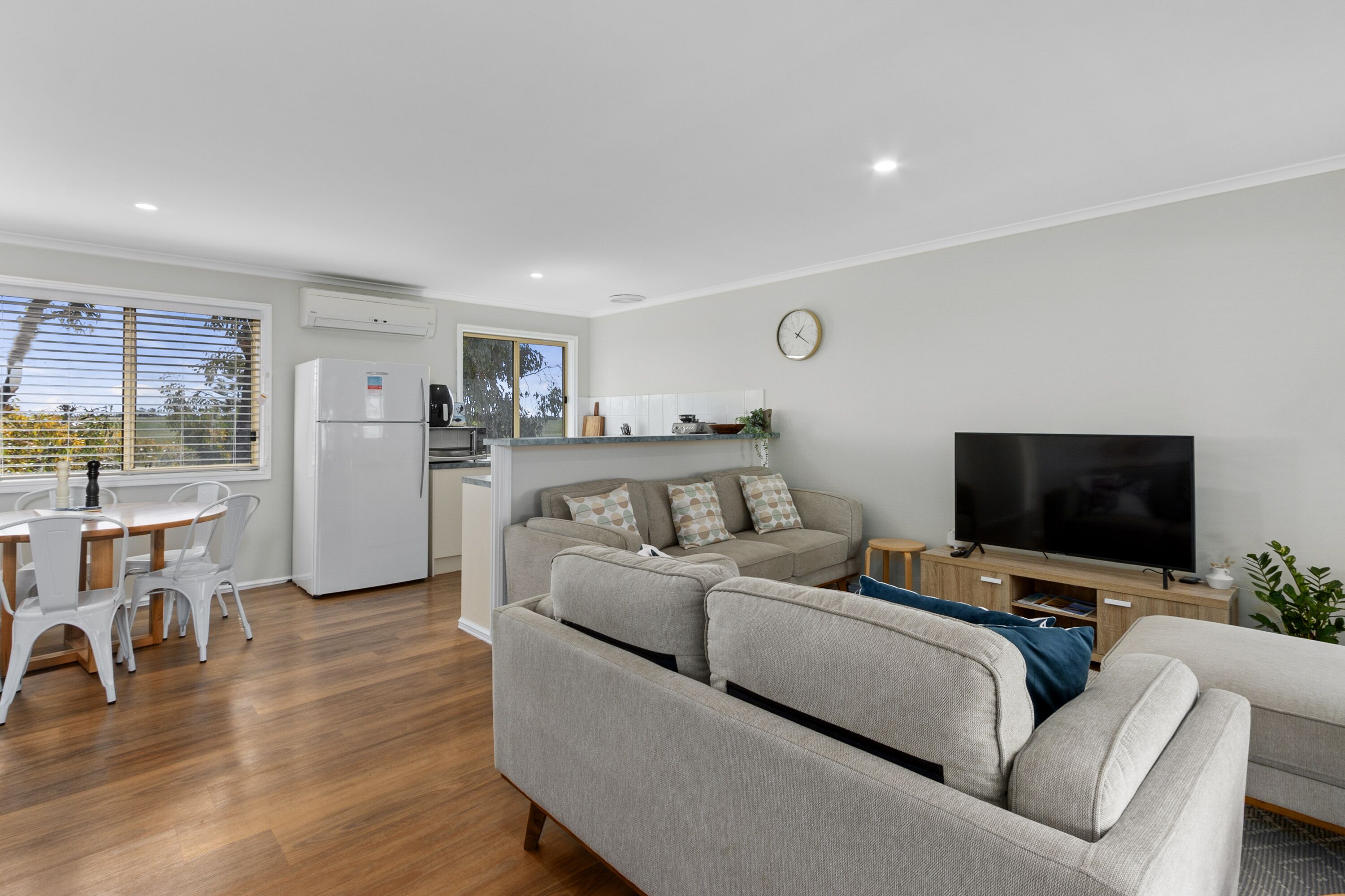 Pukeko - Short walk to beach.  Off peak specials