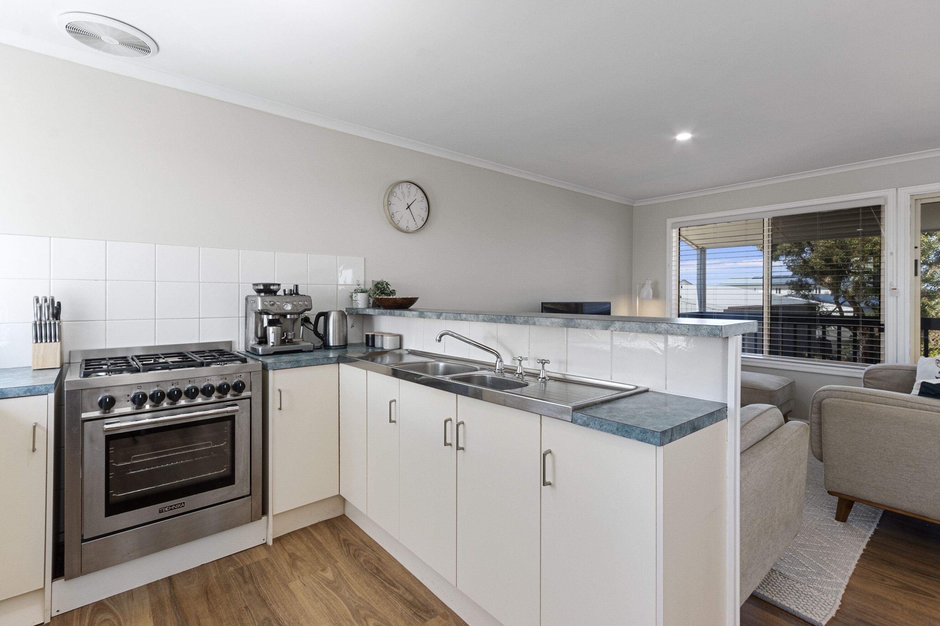 Pukeko - Short walk to beach.  Off peak specials