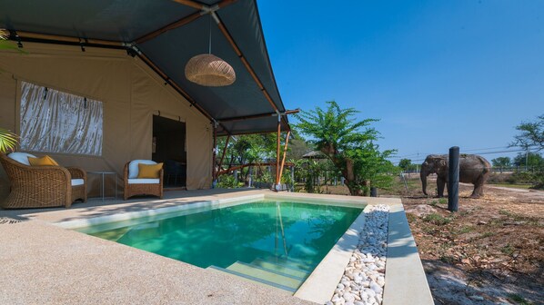 Una piscina al aire libre