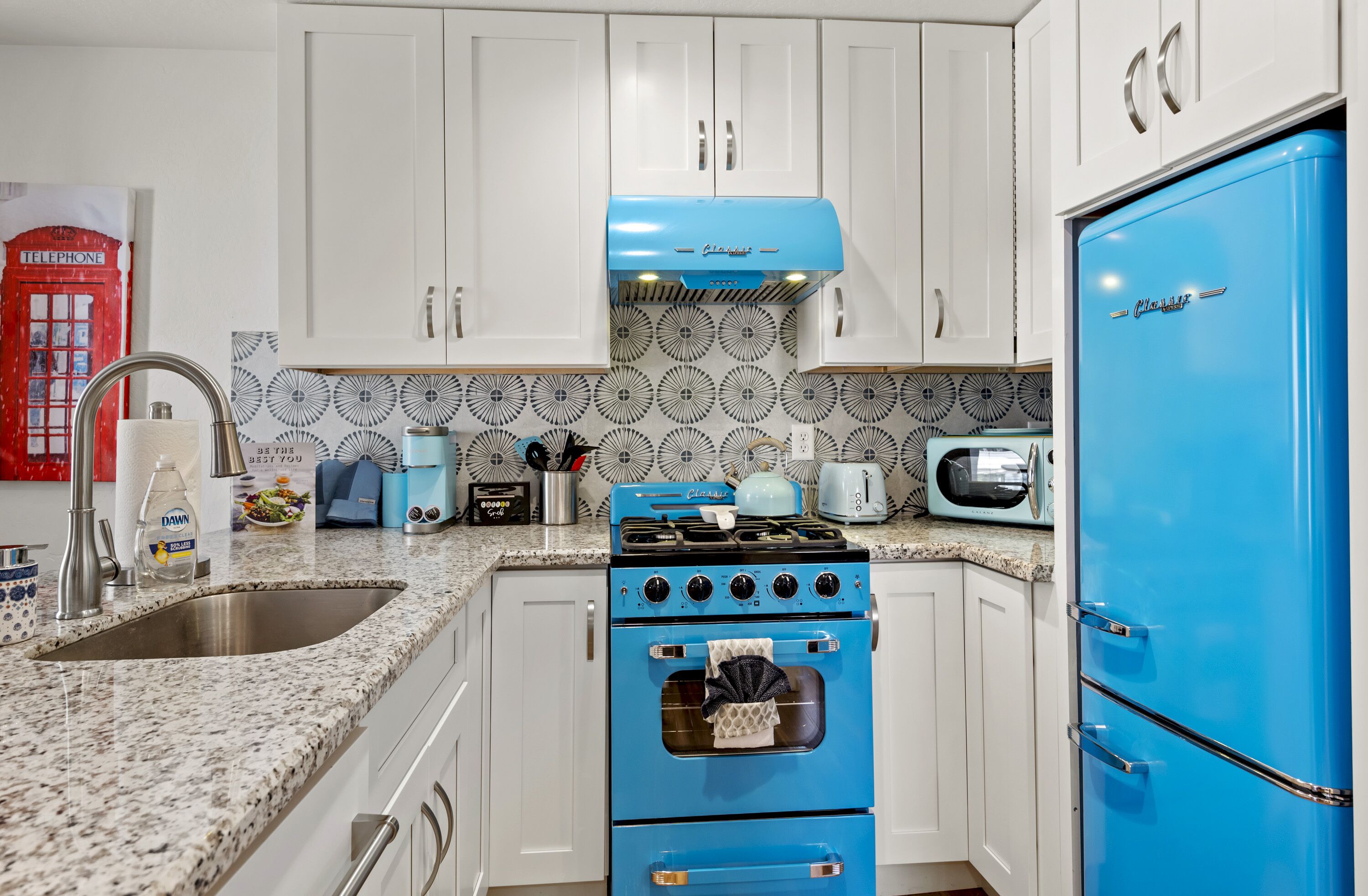 Beaver Street Chalet w/AC, Fully Fenced Yard, Fast WiFi, 3 Smart TVs, W/D.