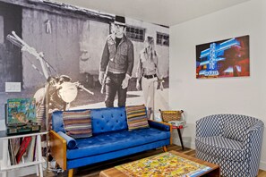 Smart TV, fireplace, books, music library