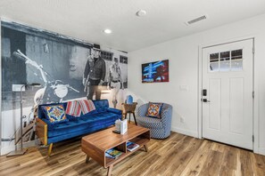 Smart TV, chimenea, libros, biblioteca de música