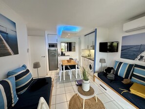 Smart-TV, Videospiele, Tischfußball, Tischtennisplatte