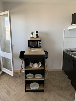 Réfrigérateur, micro-ondes, plaque de cuisson, cafetière/bouilloire