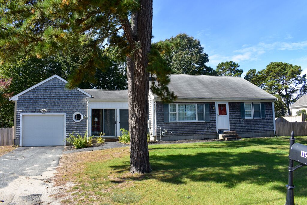 Charming 2 bedroom home, only 3.1 miles to the beach.