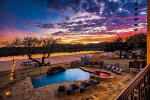 Una piscina al aire libre, una piscina climatizada