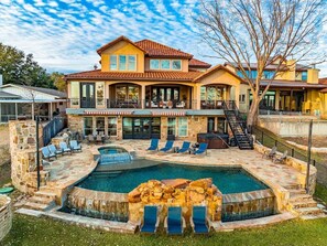 Una piscina al aire libre, una piscina climatizada