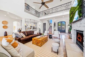 Una Smart TV, una chimenea, libros, una oficina