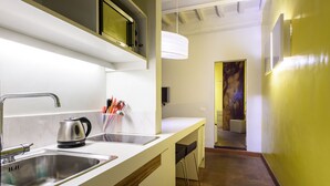 Appartement Ville | Cuisine privée | Réfrigérateur, four à micro-ondes, surface de cuisson