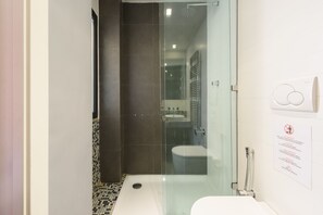 Business-Apartment | Badezimmer | Dusche, Haartrockner, Handtücher