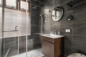 Designer toiletries, hair dryer, slippers, toilet paper - Shan Heshu (Hualien City)