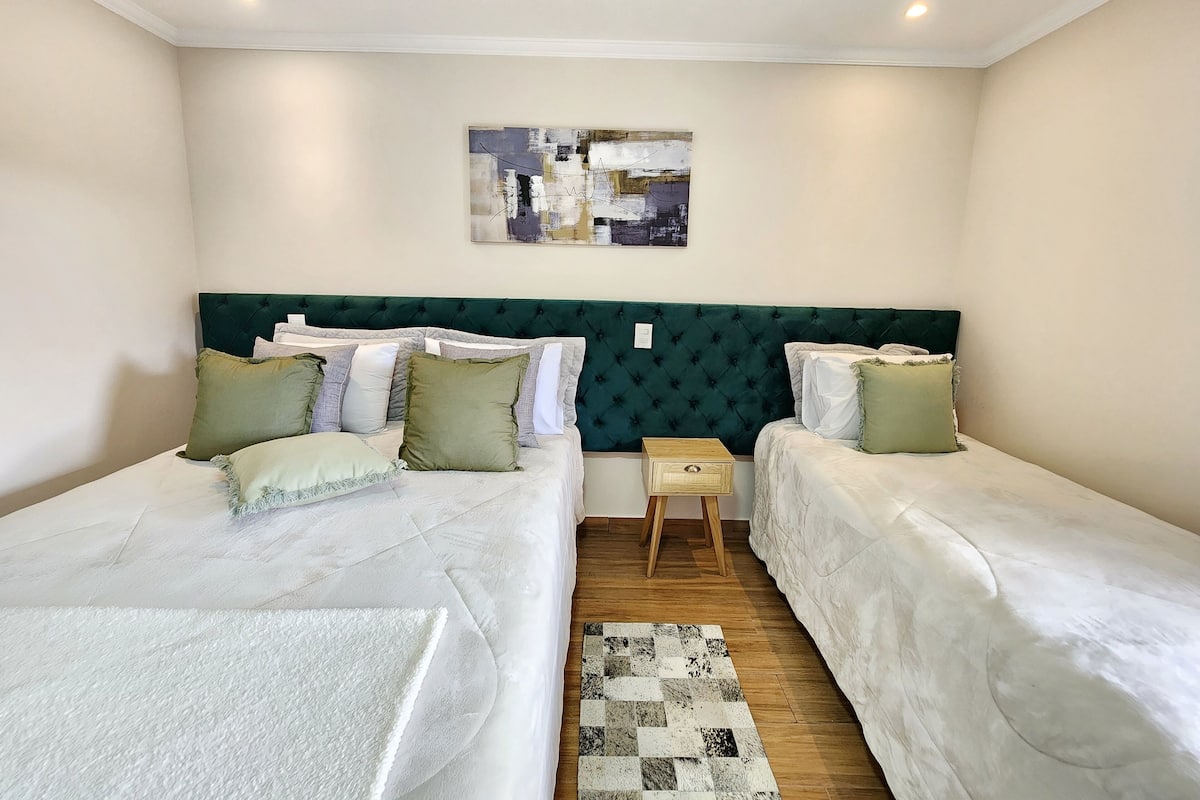 Tripla Basic | Biancheria da letto di alta qualità, insonorizzazione, Wi-Fi gratuito