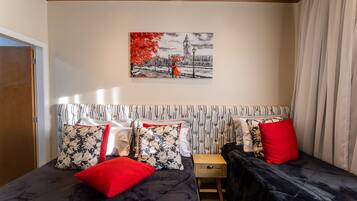 Quarto luxo, 2 quartos | Roupas de cama premium, quartos à prova de som, Wi-Fi de cortesia
