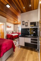 Quarto quádruplo conforto, 2 quartos | Roupas de cama premium, quartos à prova de som, Wi-Fi de cortesia