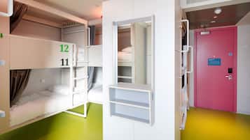 Quarto com beliches, um guarda-roupa e uma porta com tranca de segurança.